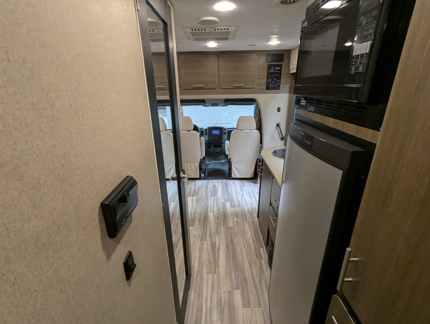 2015 RENEGADE Villagio 25QRS - Image 24