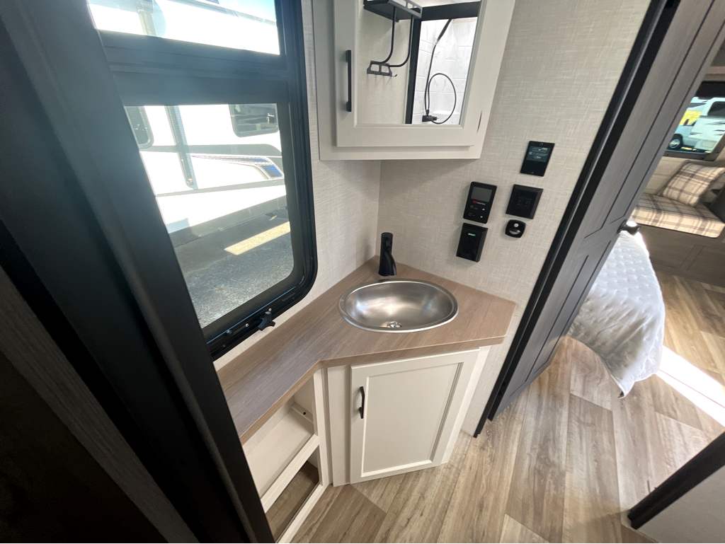 2026 VENTURE RV SPORTTREK 302VRD - Image 21