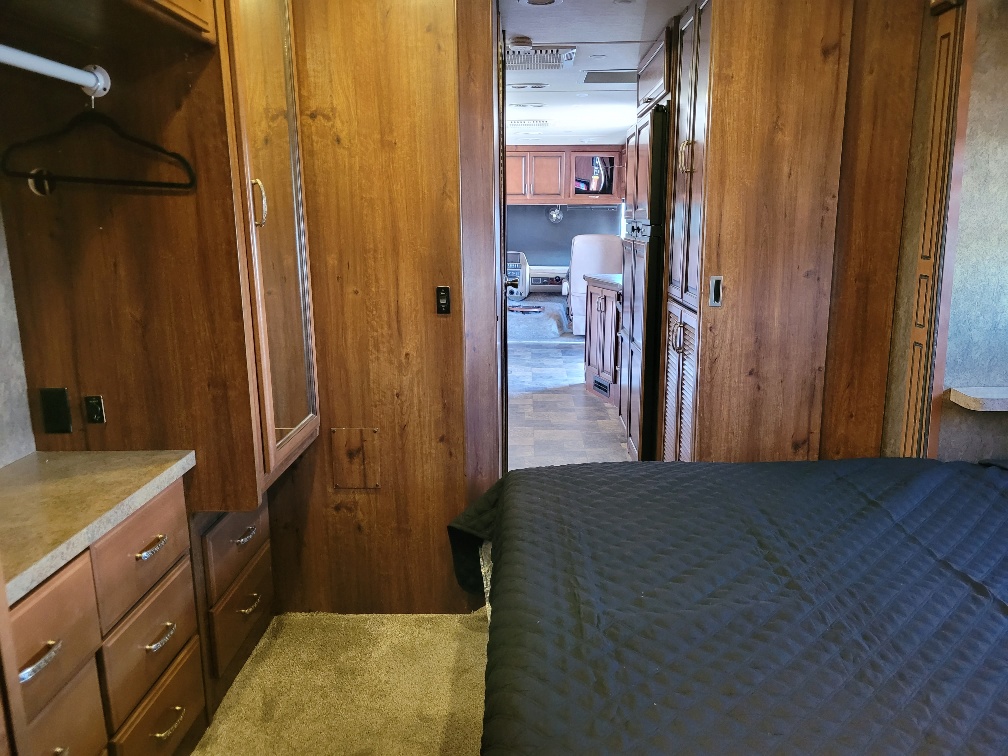 2014 Fleetwood Bounder 36E - Image 23