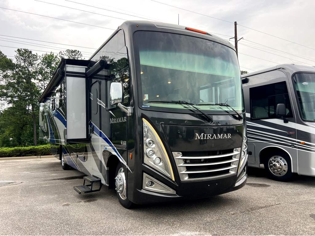 2022 THOR MOTOR COACH MIRAMAR 35.2 - Image 1