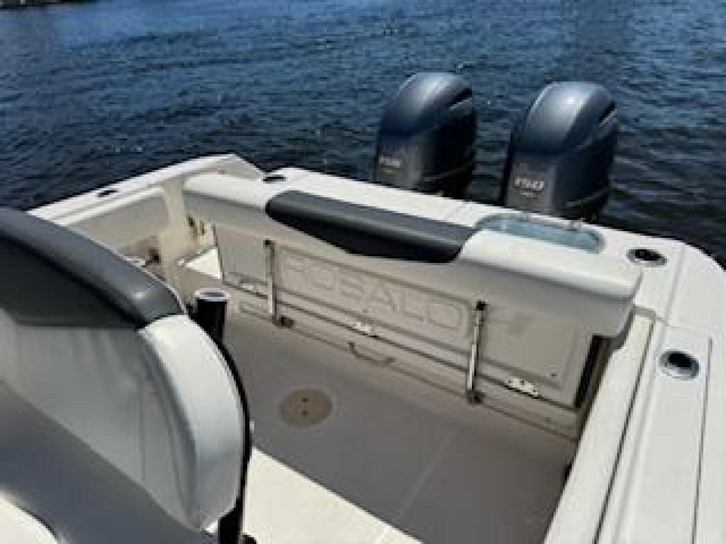 2022 Robalo R242 Center Console Base - Image 18