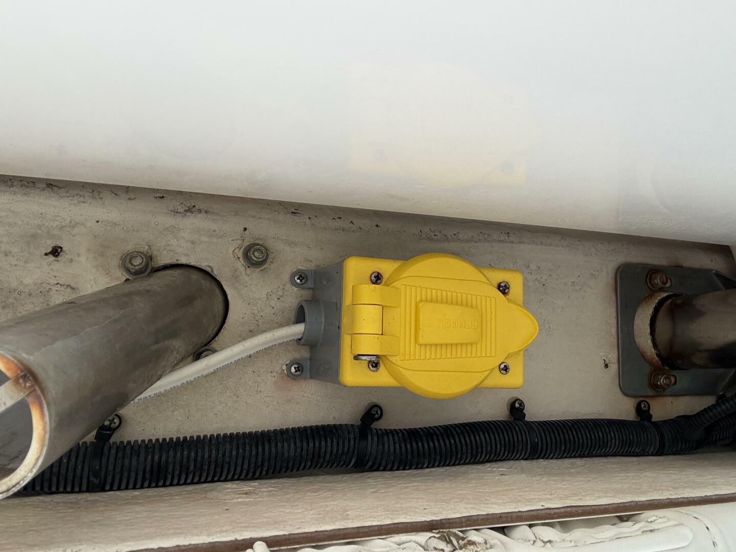 2017 Regulator 28 - Image 22