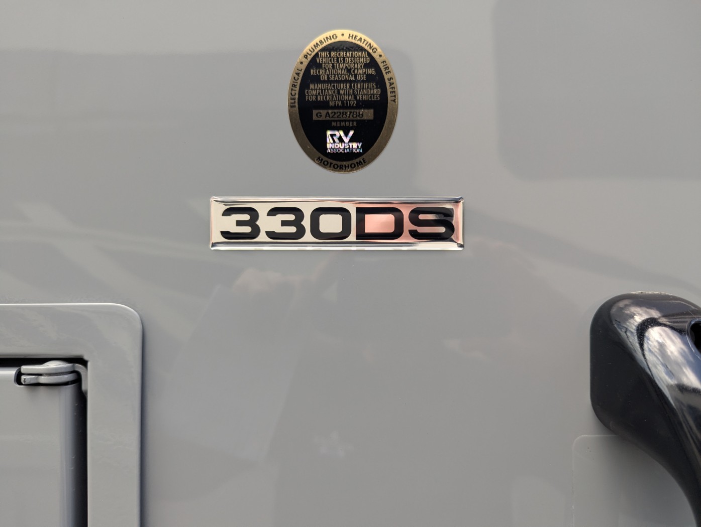 2027 Coachmen Entourage 330DS - Image 12