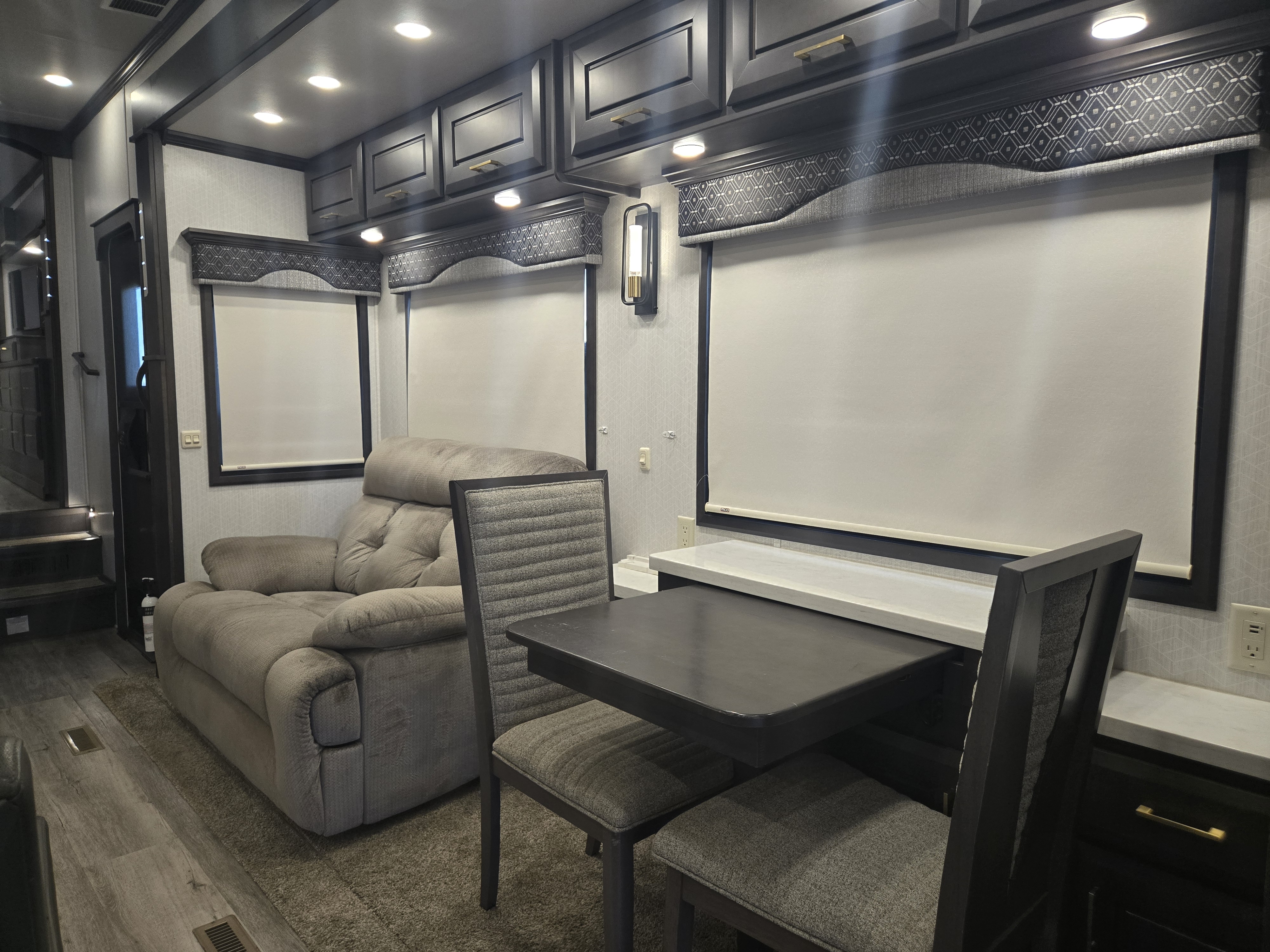 2021 DRV Mobile Suites 41RKDB - Image 12
