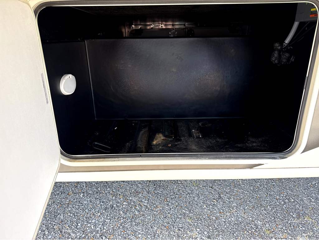 2022 Thor Motor Coach HURRICANE 34R - Image 8