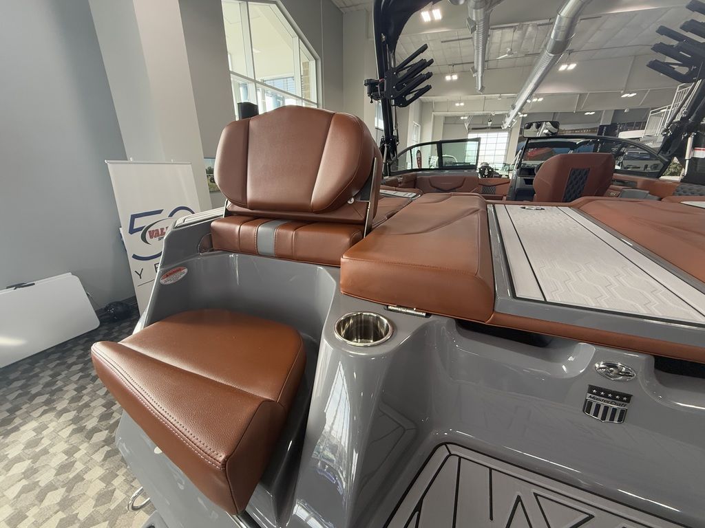 2025 MasterCraft XT22 - Image 14