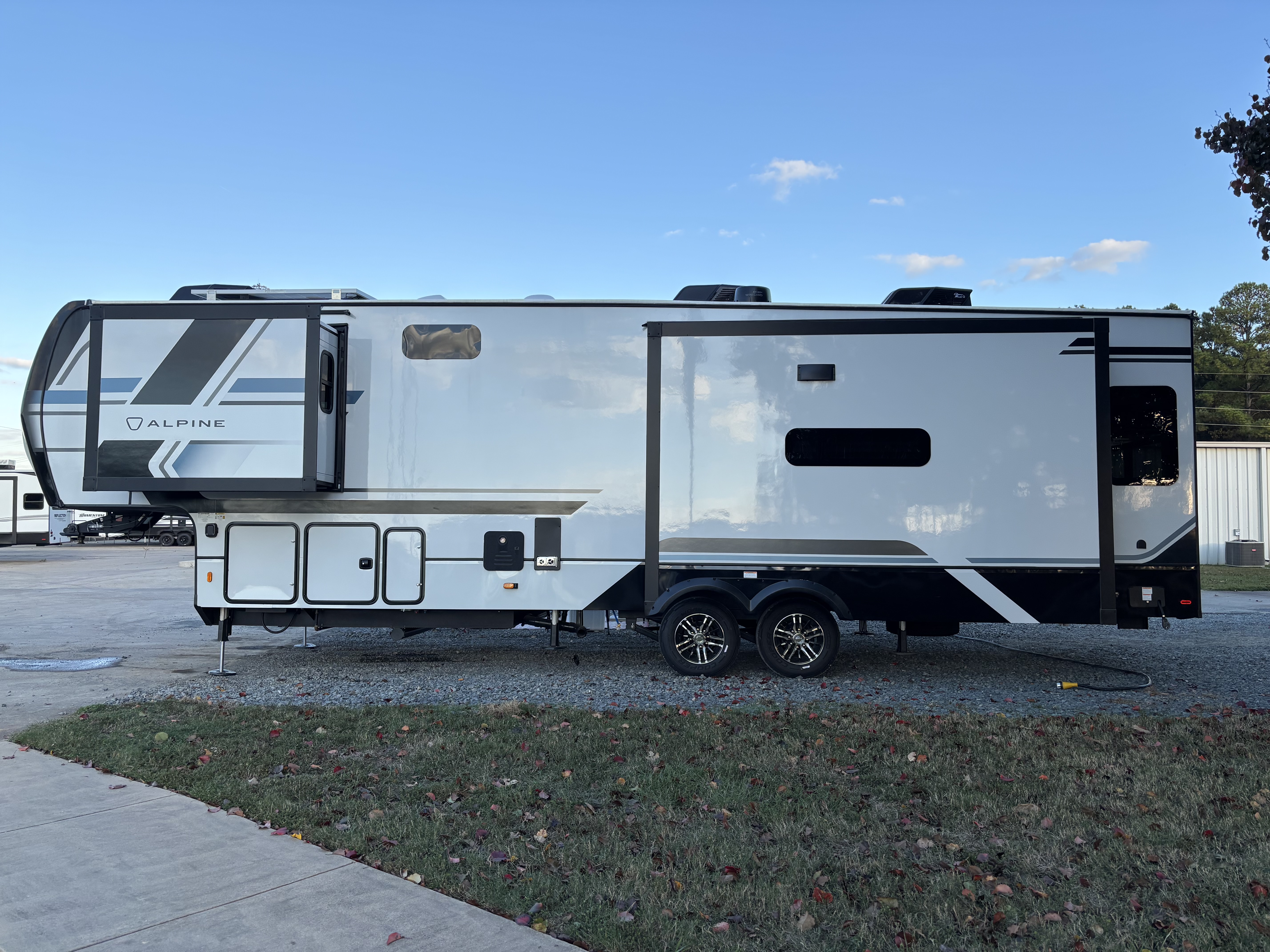 2026 Keystone Alpine 3303CK - Image 5