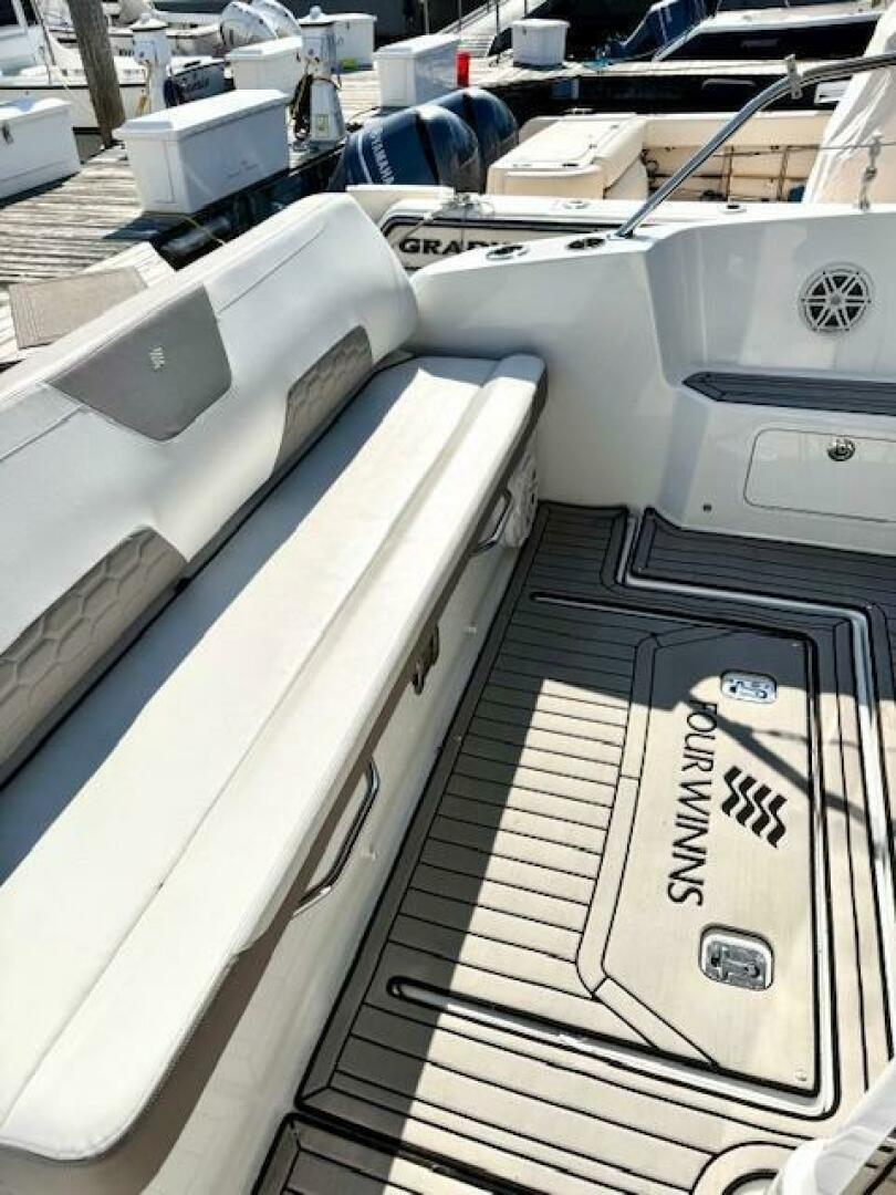 2020 Four Winns Vista 355 Coupe OB - Image 10