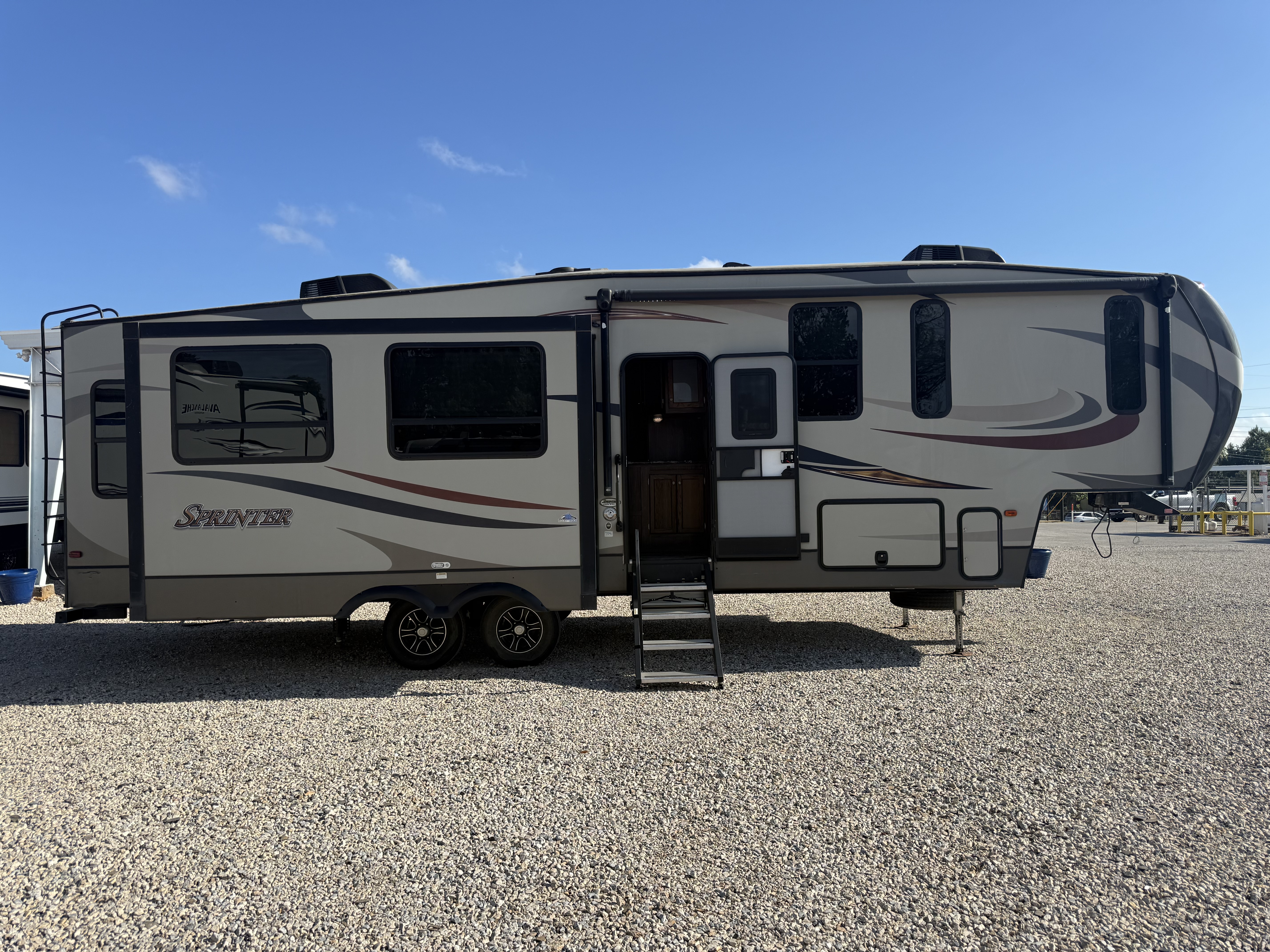 2017 Keystone Sprinter Wide Body 298FWRLS - Image 7