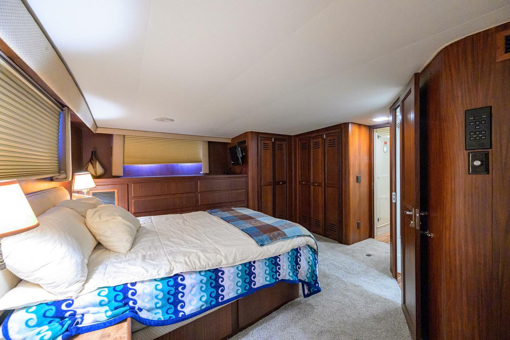 2003 Jupiter 31 Cuddy - Image 72