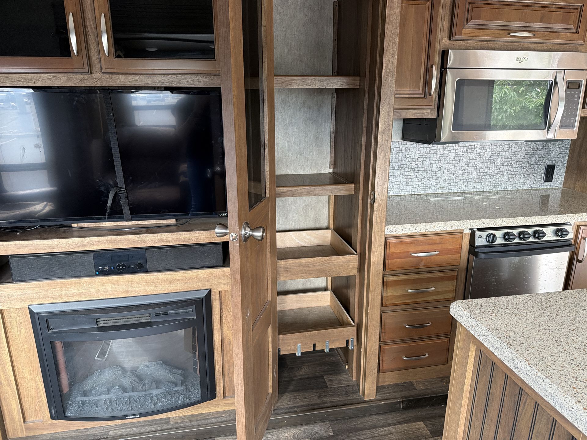 2015 Keystone Montana High Country 353RL - Image 20