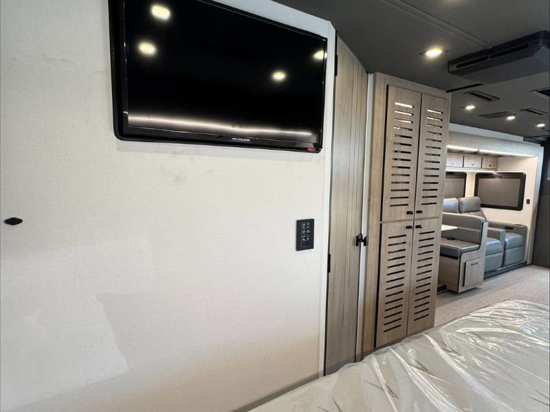 2026 GRAND DESIGN LINEAGE SERIES F 31ZW - Image 24