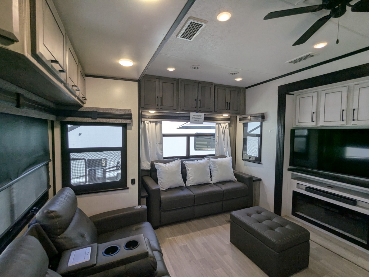 2023 KZ RV Durango Gold G383RLQ - Image 9