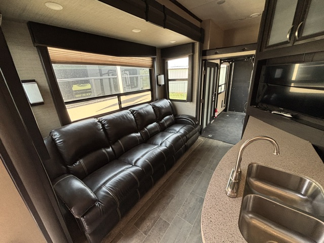 2018 Dutchmen Voltage Triton 3551 - Image 19