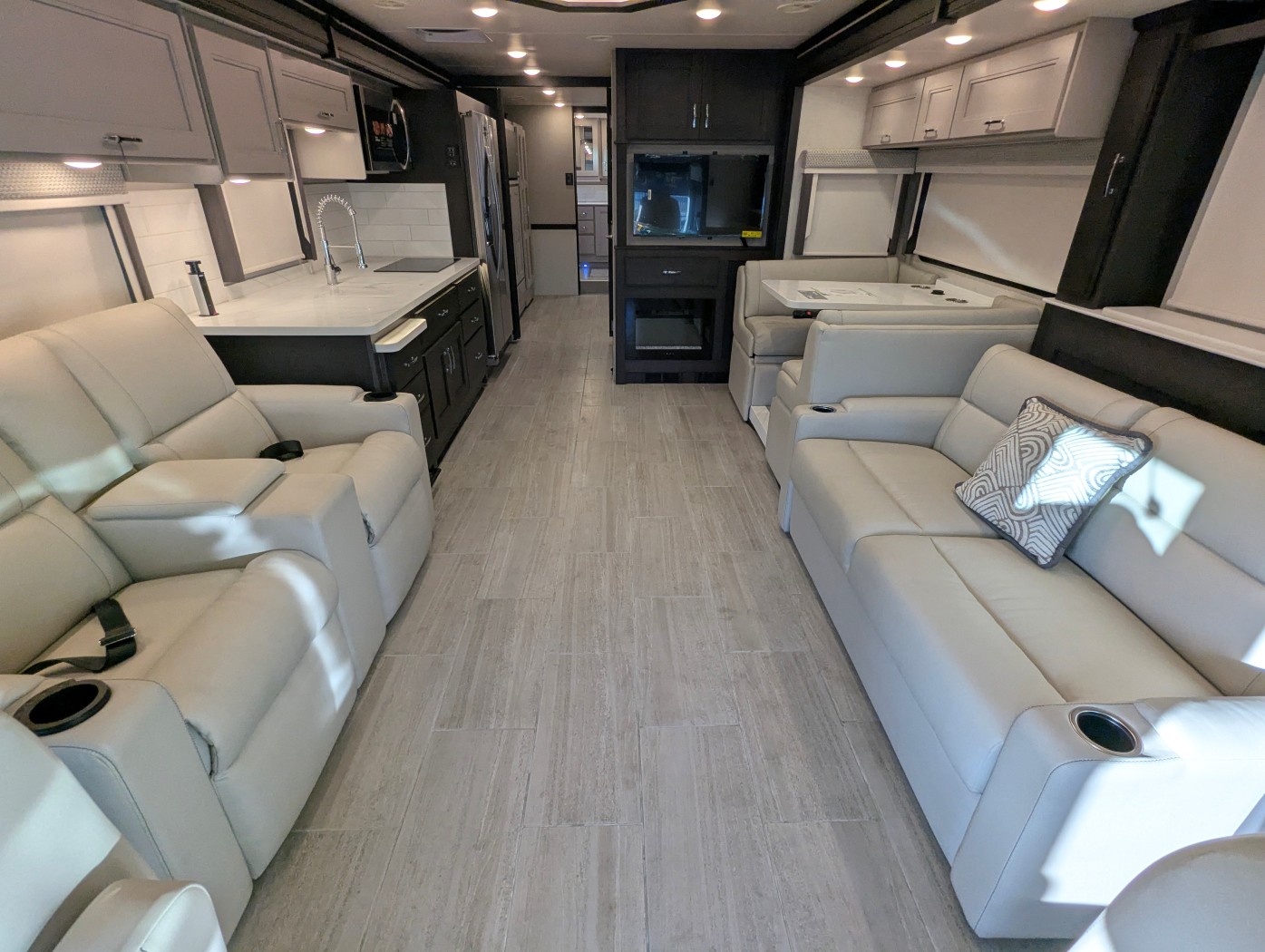 2026 Thor Motor Coach Aria 3901 - Image 13