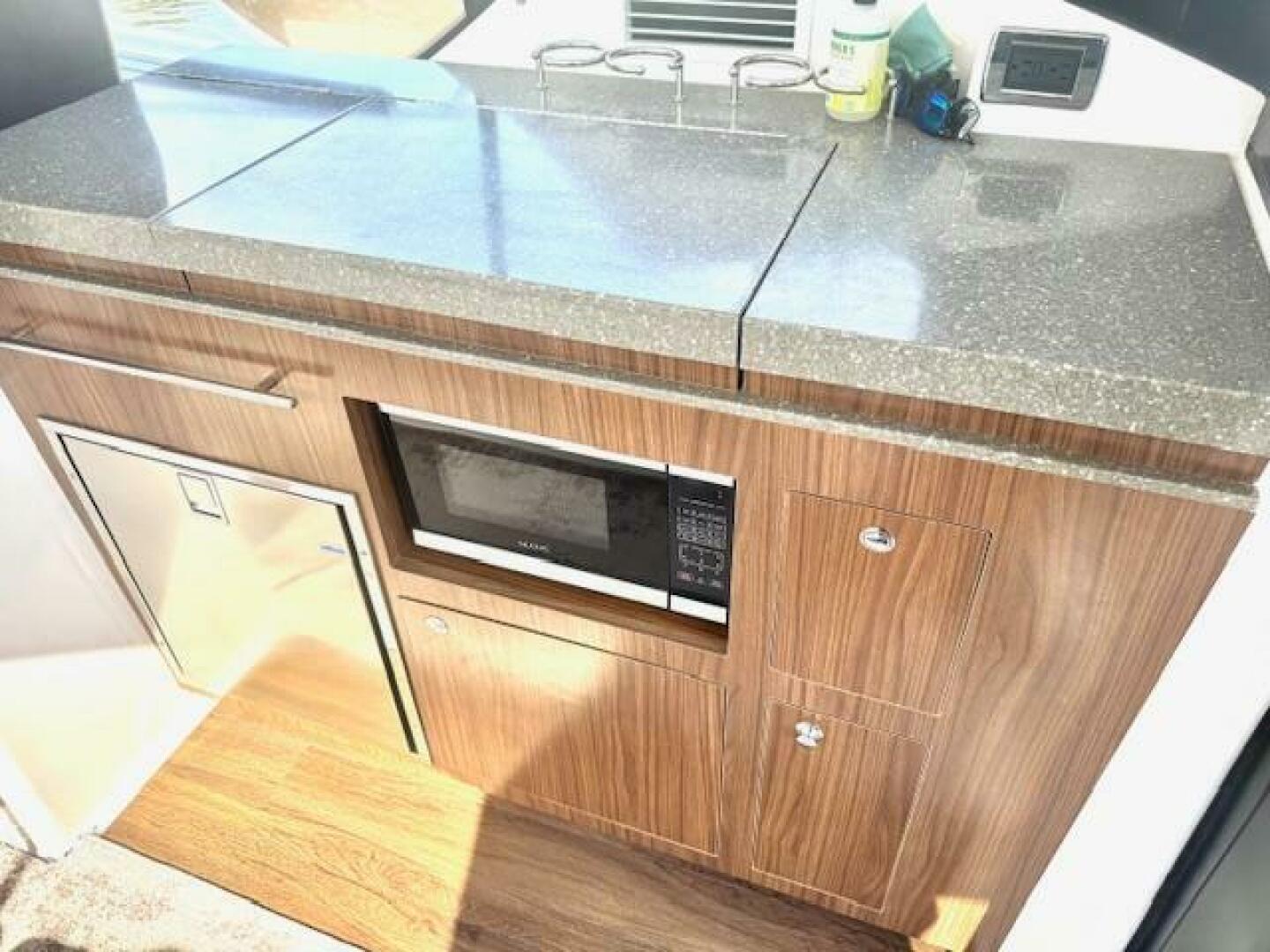 2020 Four Winns Vista 355 Coupe OB - Image 15