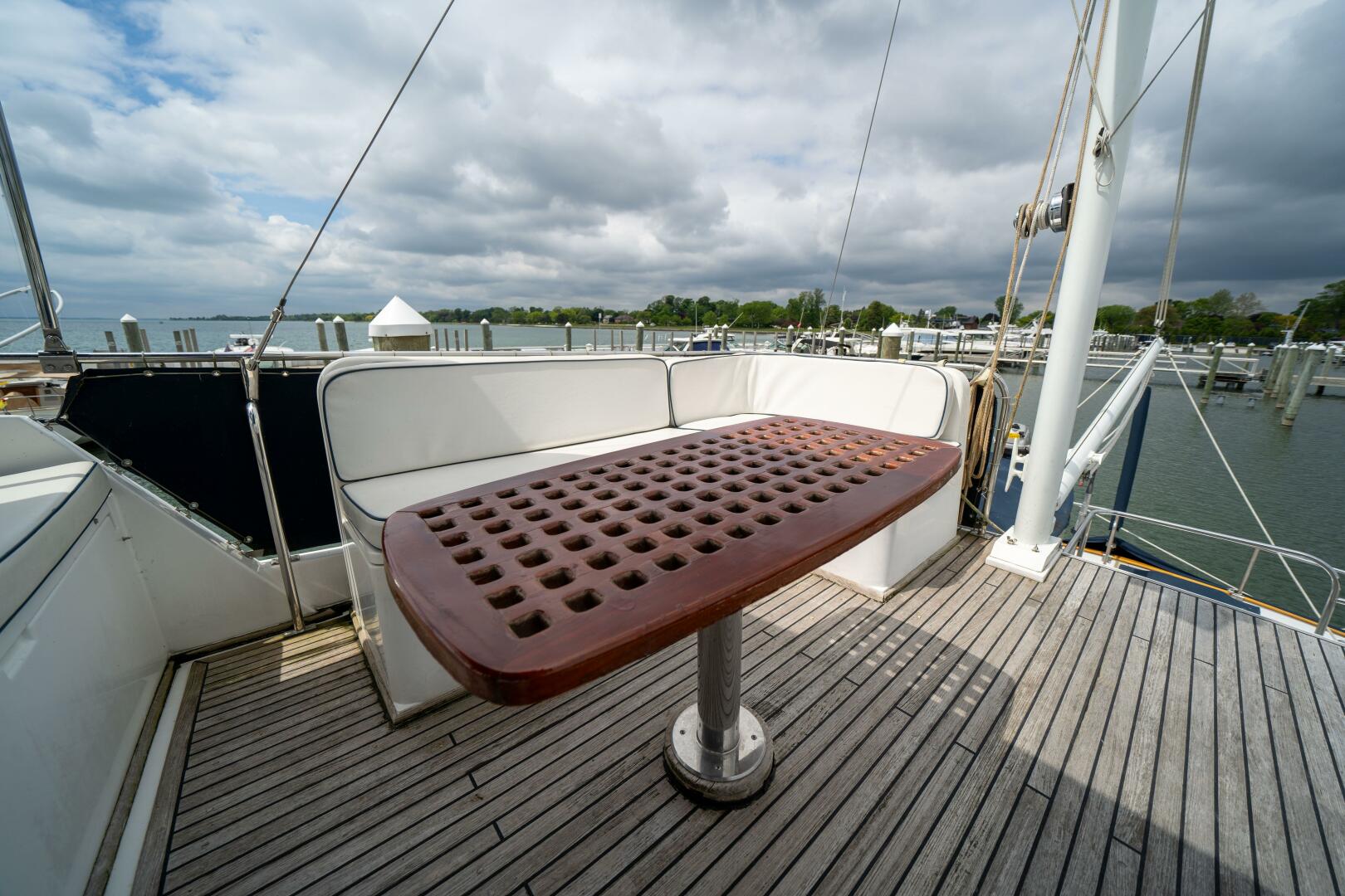 2001 Grand Banks 42 Classic - Image 19