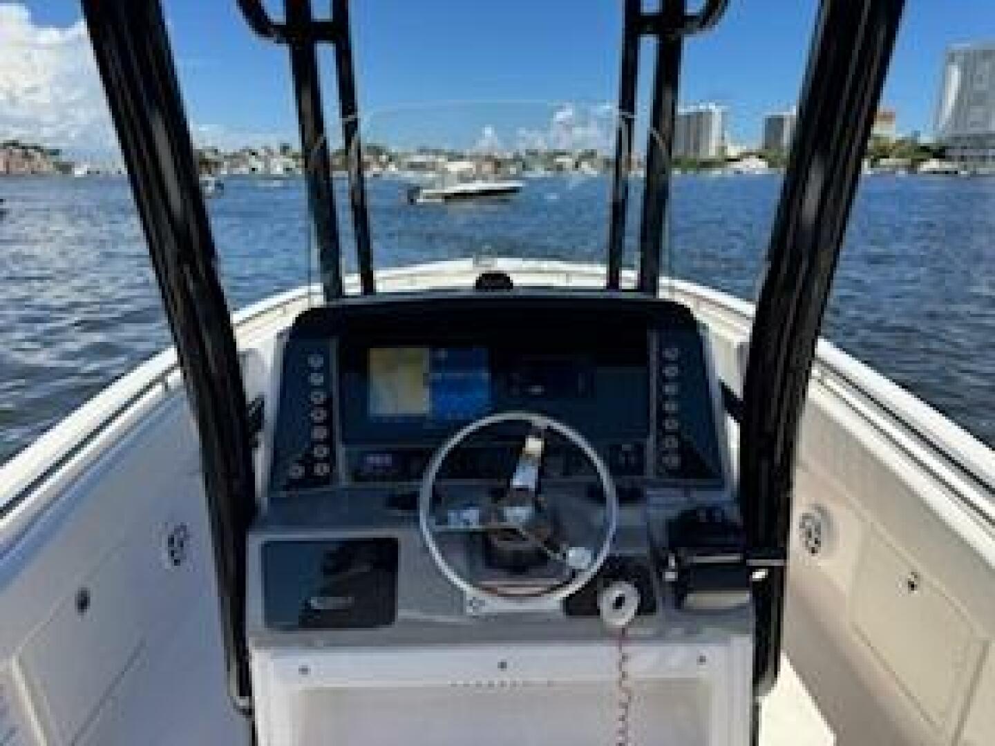 2022 Robalo R242 Center Console Base - Image 13