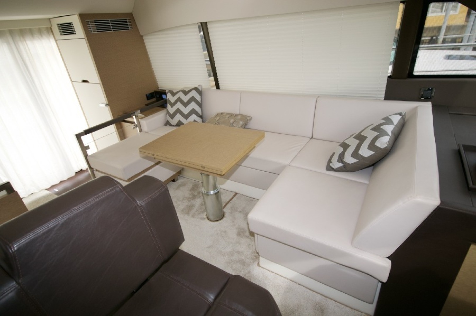 2018 Prestige 460 - Image 9