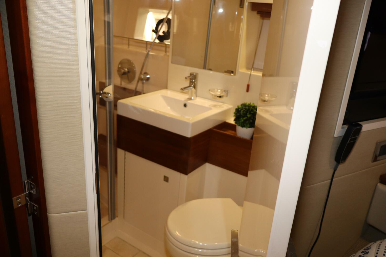 2015 Sea Ray 410 Sundancer - Image 24