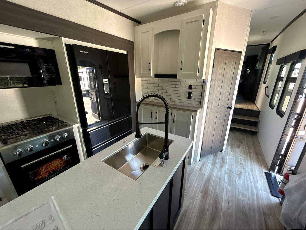2026 VENTURE RV SPORTTREK 363VFR - Image 15