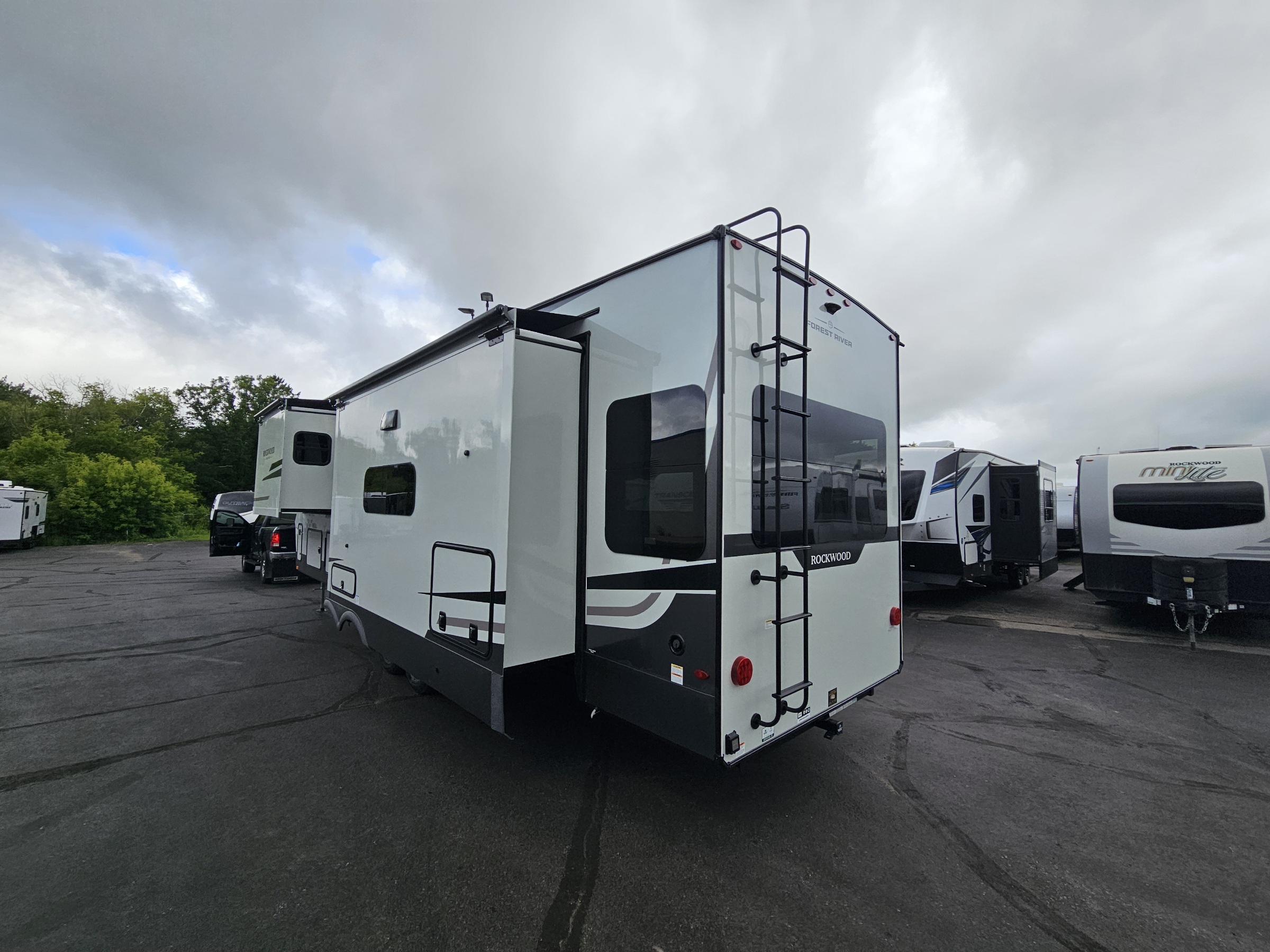 2027 Forest River Rockwood Signature 401SFB - Image 6