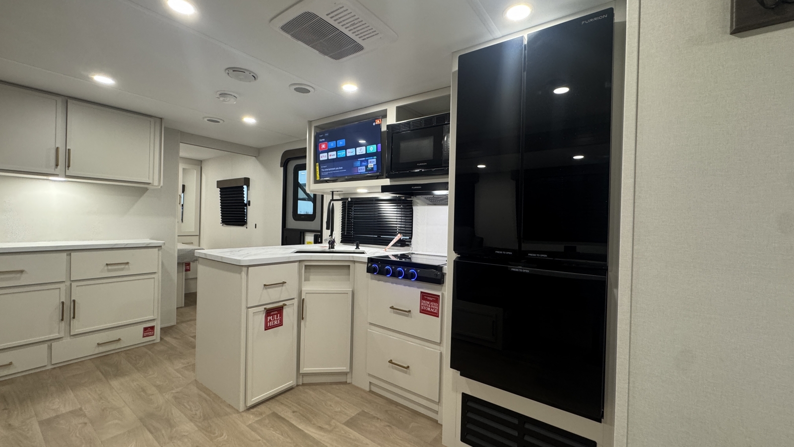 2026 Grand Design Transcend 325BHT - Image 13