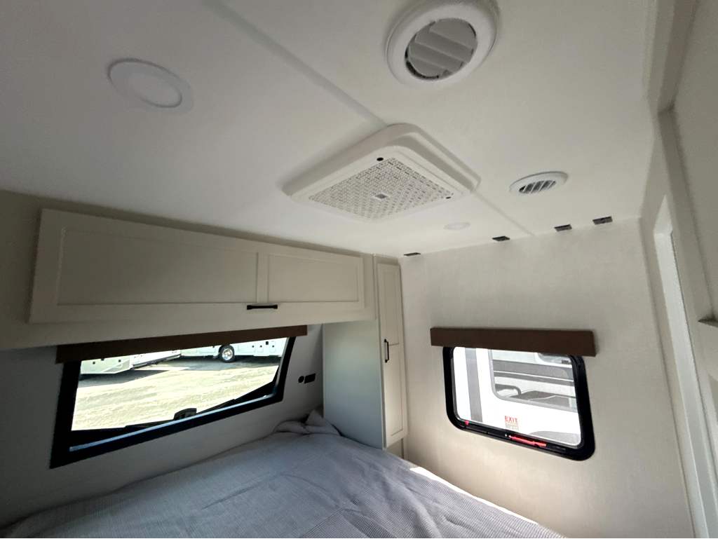 2027 VENTURE RV SPORTTREK 333VIK - Image 33