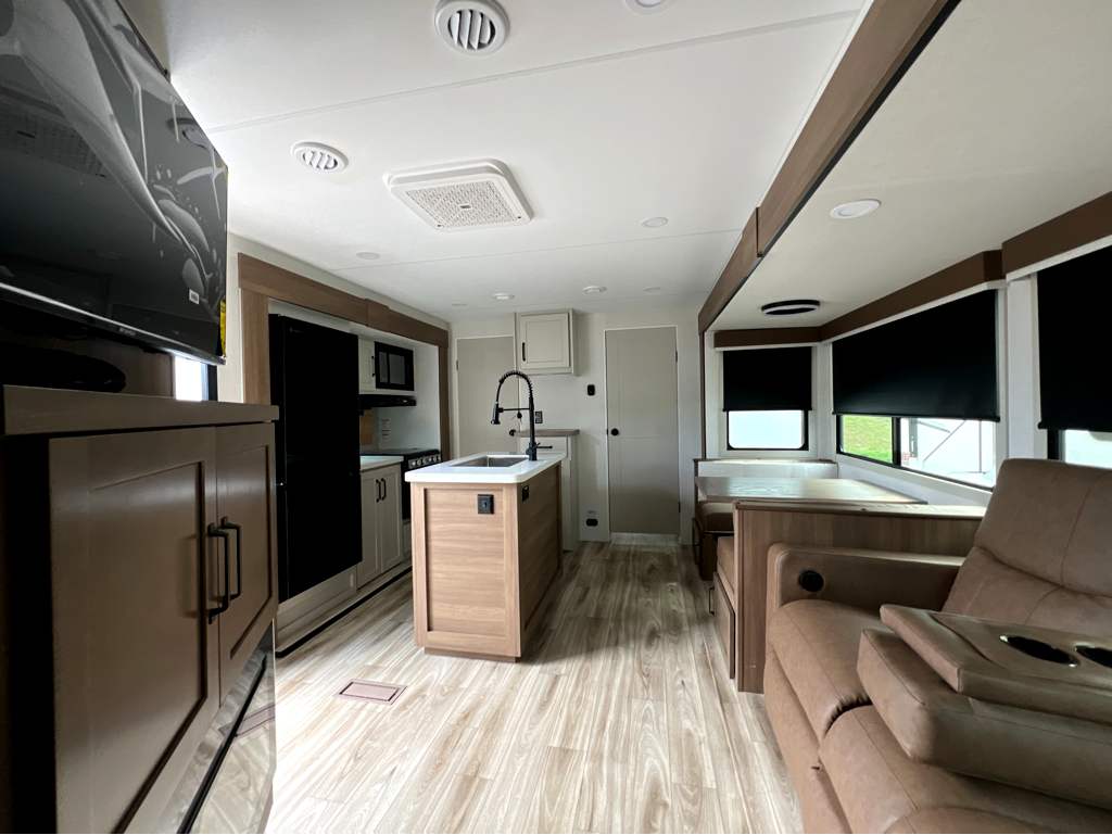 2027 VENTURE RV SPORTTREK 333VIK - Image 6