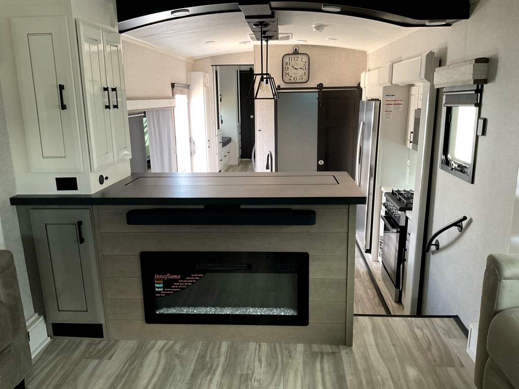 2025 JAYCO PINNACLE 38 FLGS - Image 8