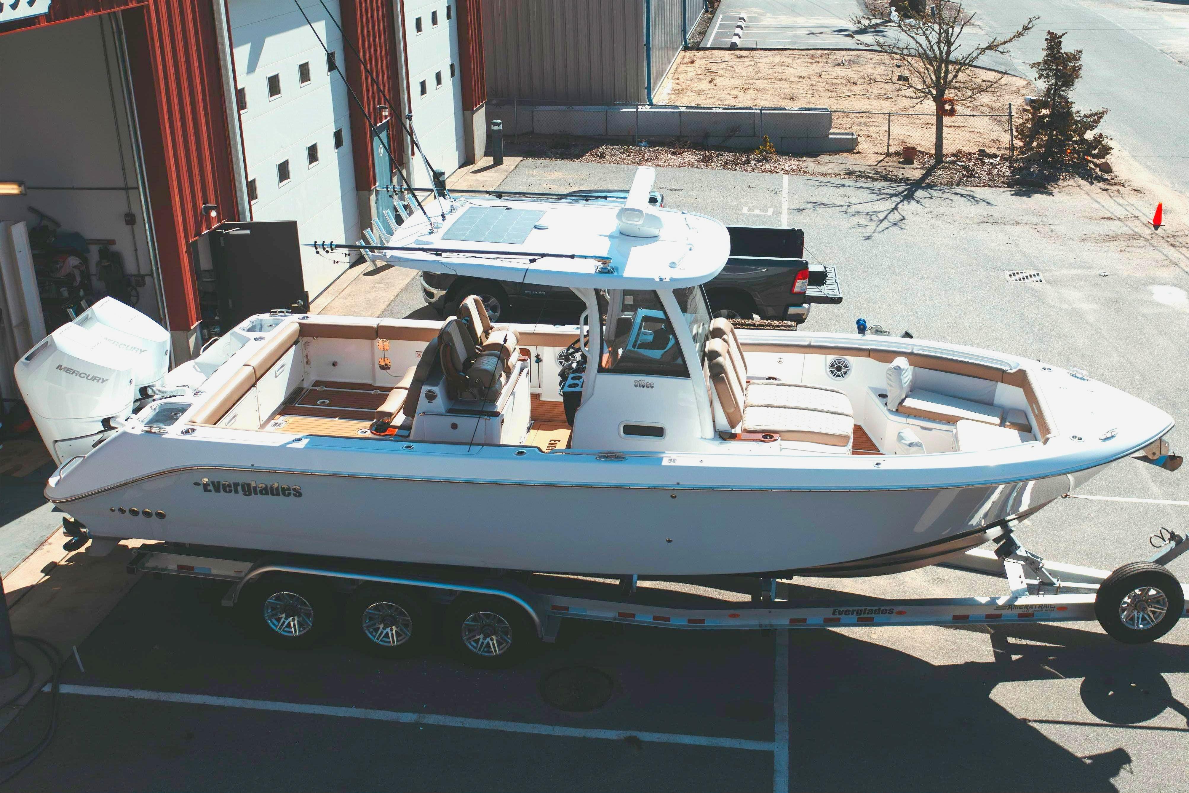 2024 Everglades 315 Center Console Standard - Image 12