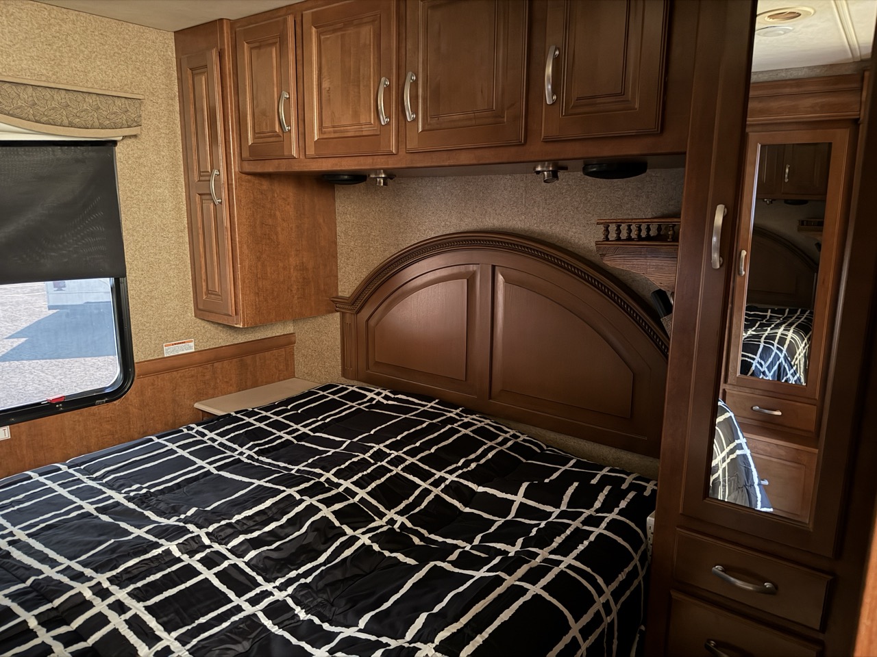 2014 Thor Motor Coach Challenger 37GT - Image 14