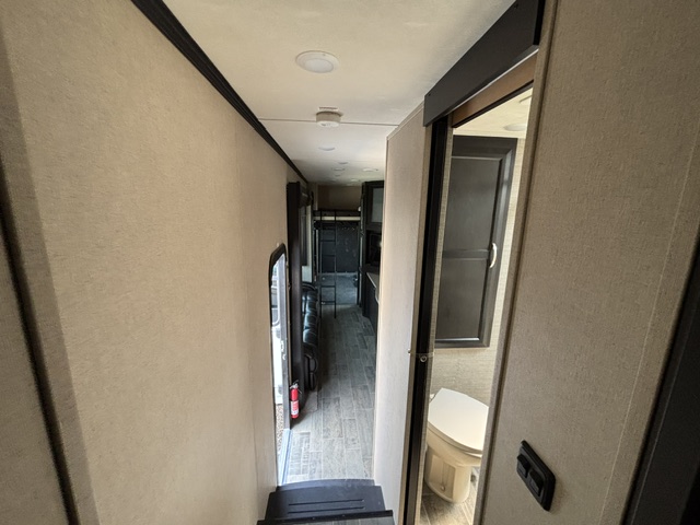 2018 Dutchmen Voltage Triton 3551 - Image 43