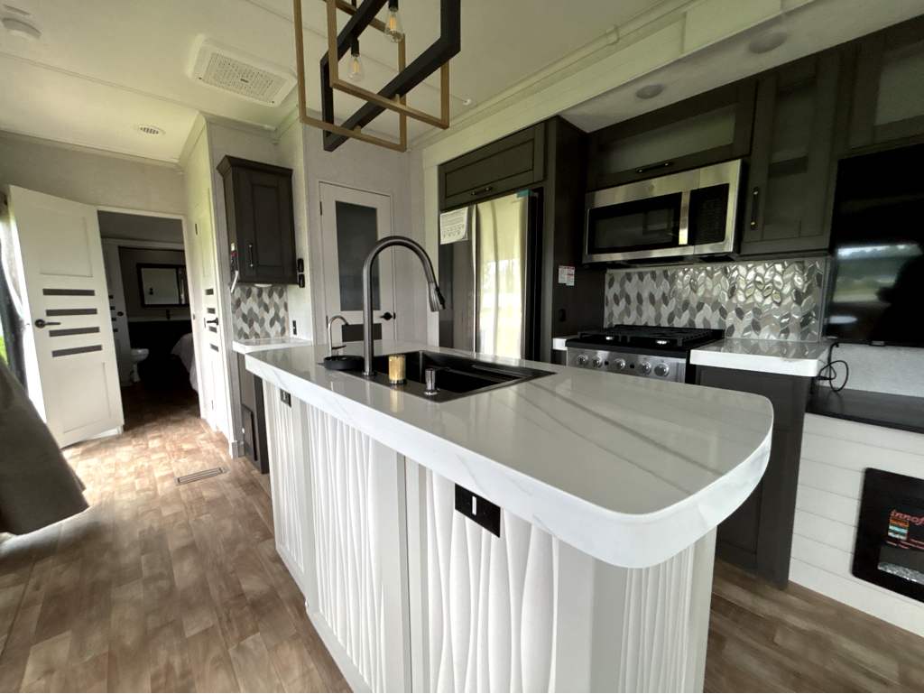 2025 CROSSROADS REDWOOD REGENCY 3721FDB - Image 14