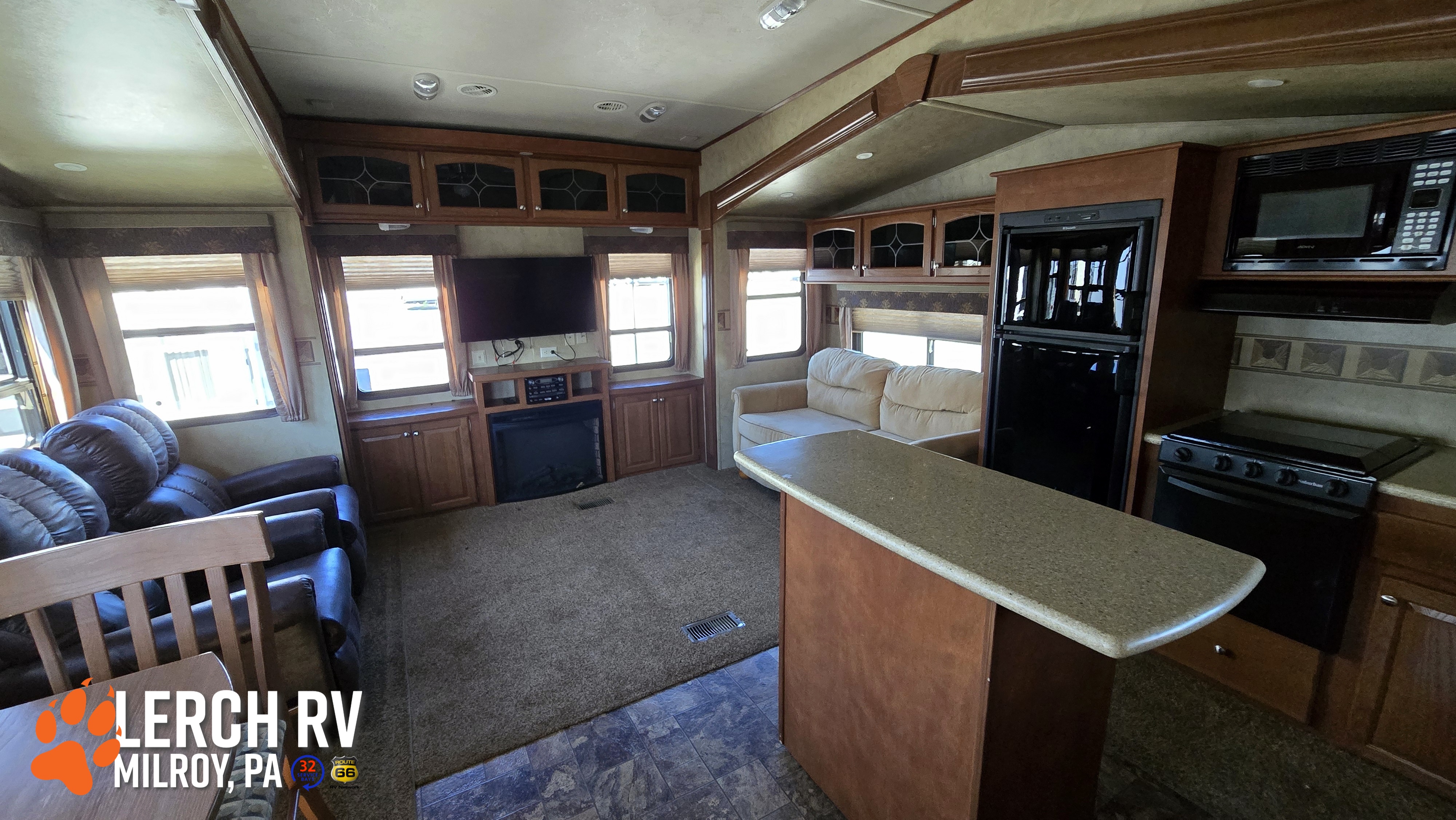 2013 FOREST RIVER CEDAR CREEK SILVERBACK 29RE - Image 30