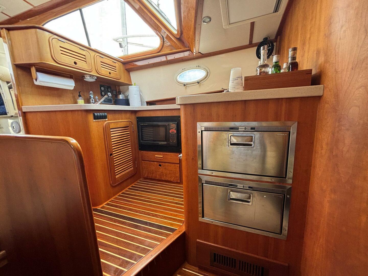 2005 Hinckley Talaria 44 Motor Yacht - Image 10