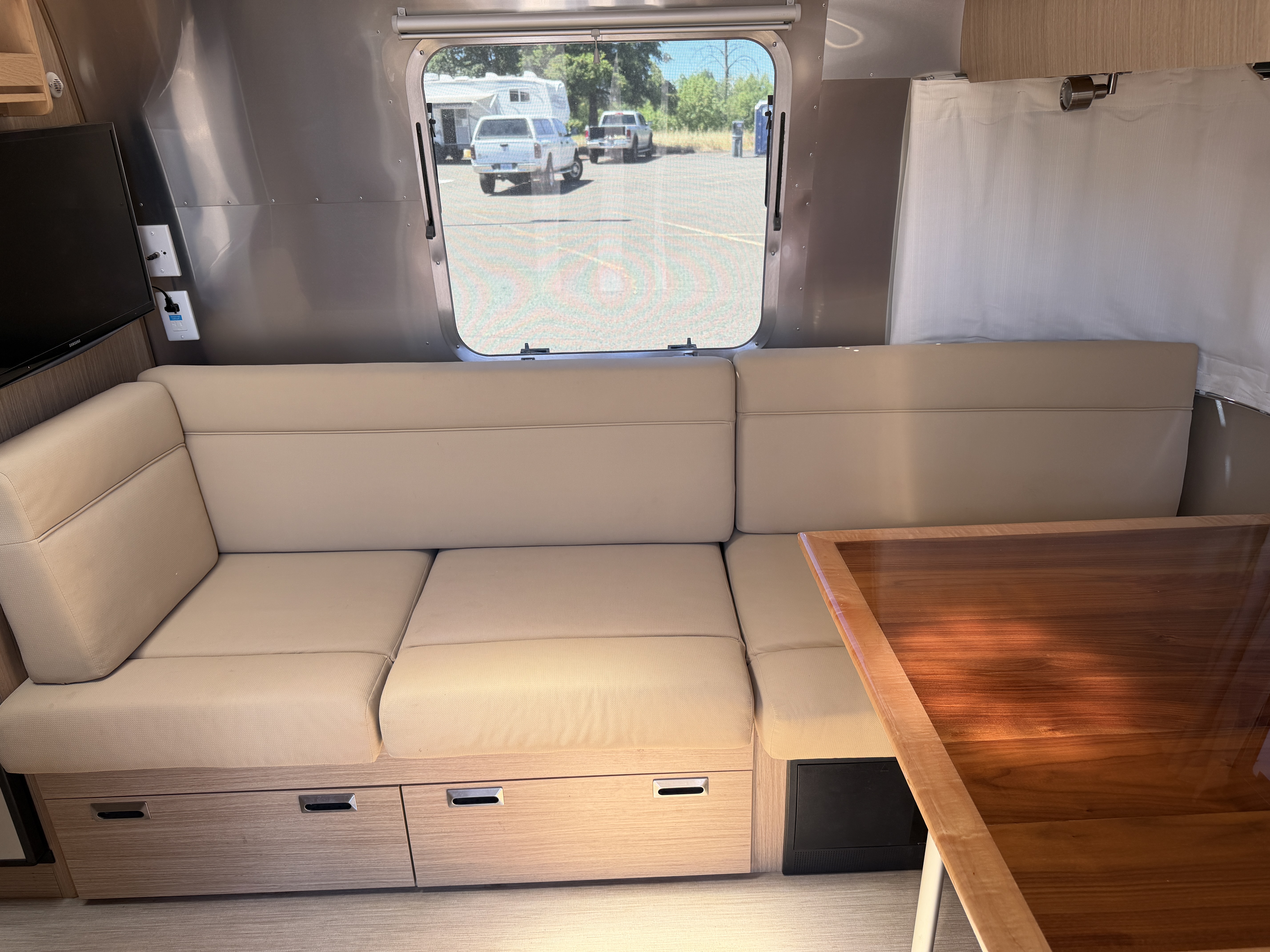 2018 Airstream Flying Cloud 25RB - Image 5