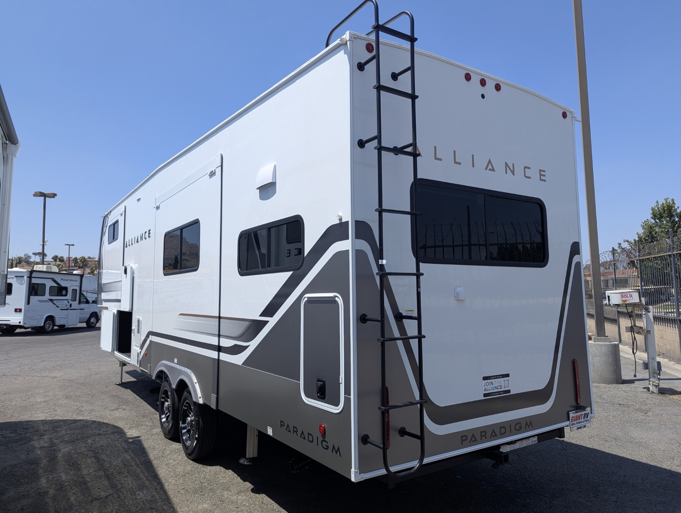 2027 Alliance RV Paradigm 312RK - Image 12