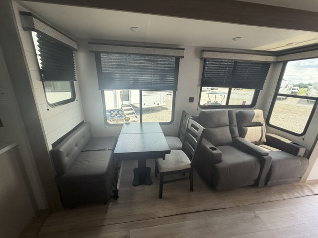 2027 JAYCO JAY FLIGHT BUNGALOW 404LOFT - Image 10