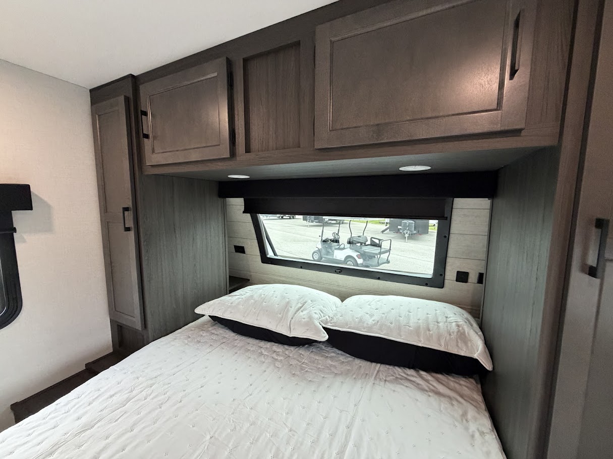 2026 VENTURE RV SPORTTREK 327VIK - Image 70