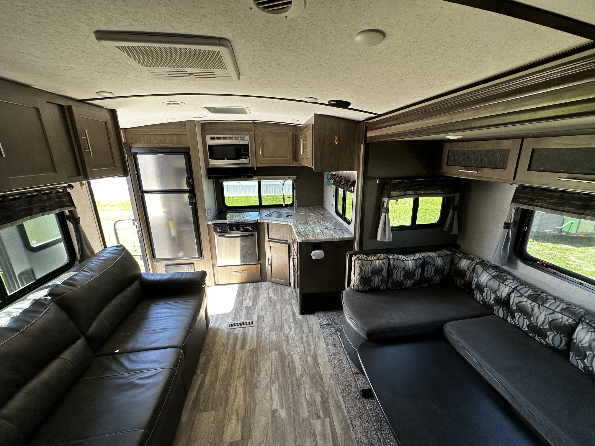 2019 Forest River Surveyor Luxury 251RKS - Image 6
