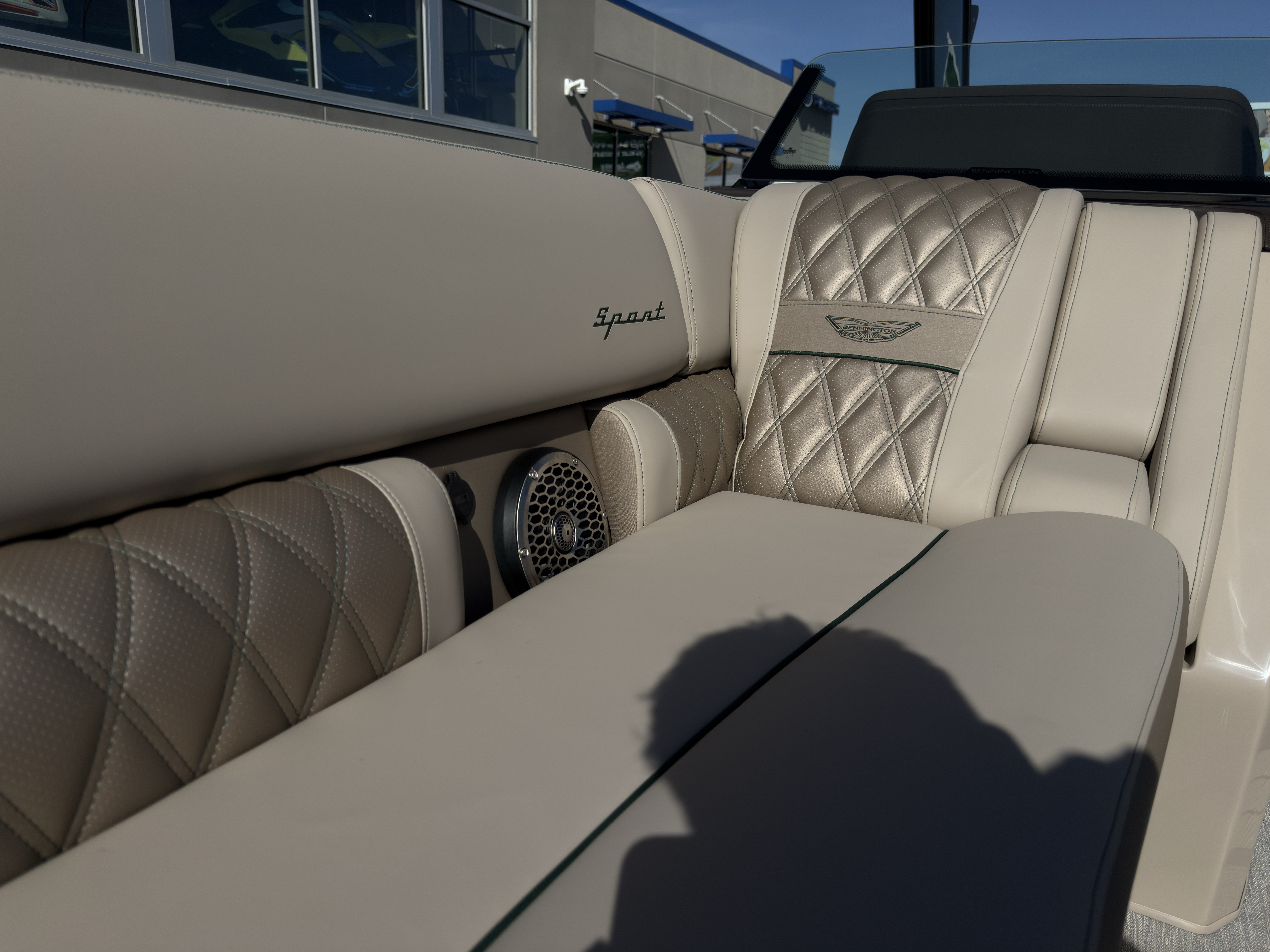 2026 Bennington 25QXSBA 425HP V10 Tritoon Pontoon - Image 14