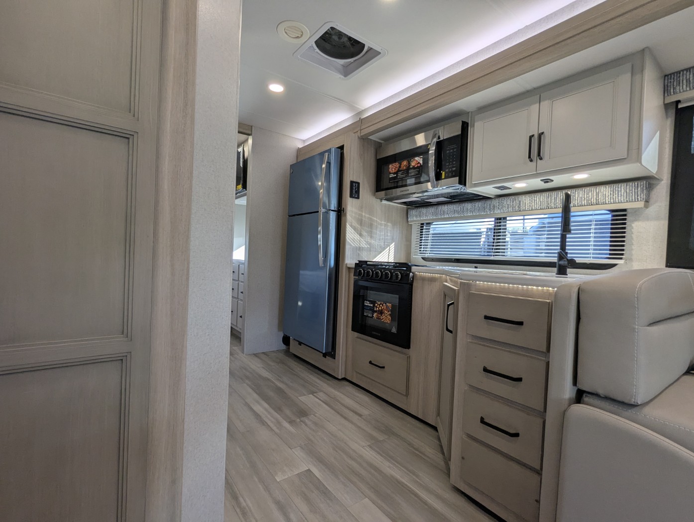 2027 Thor Motor Coach Omni Explorer X32 - Image 25