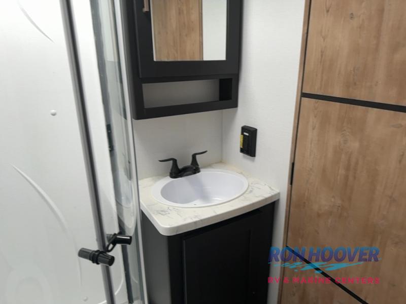 2023 KEYSTONE 330RL - Image 17