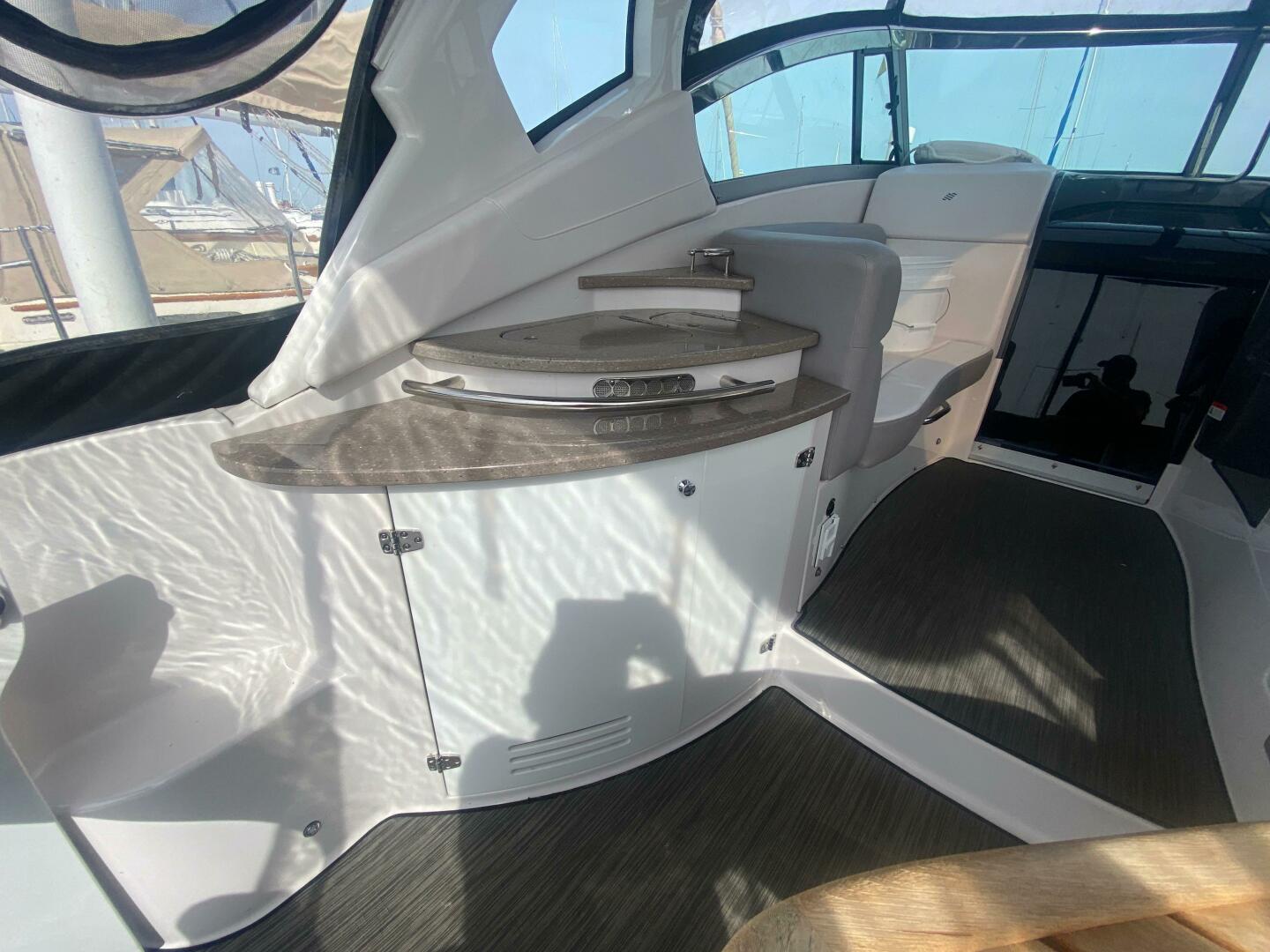 2018 Four Winns 355 Vista - Image 8