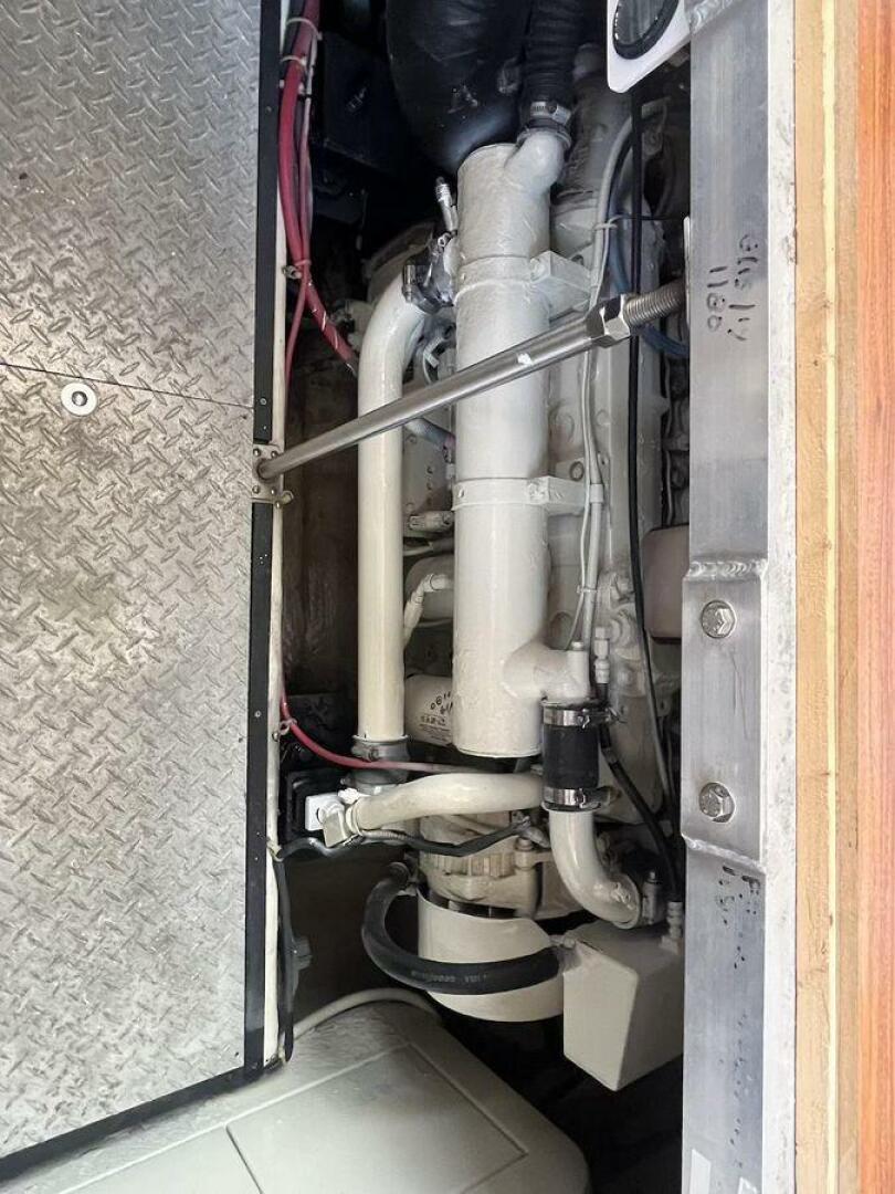 2000 Carver 396 Motor Yacht - Image 33