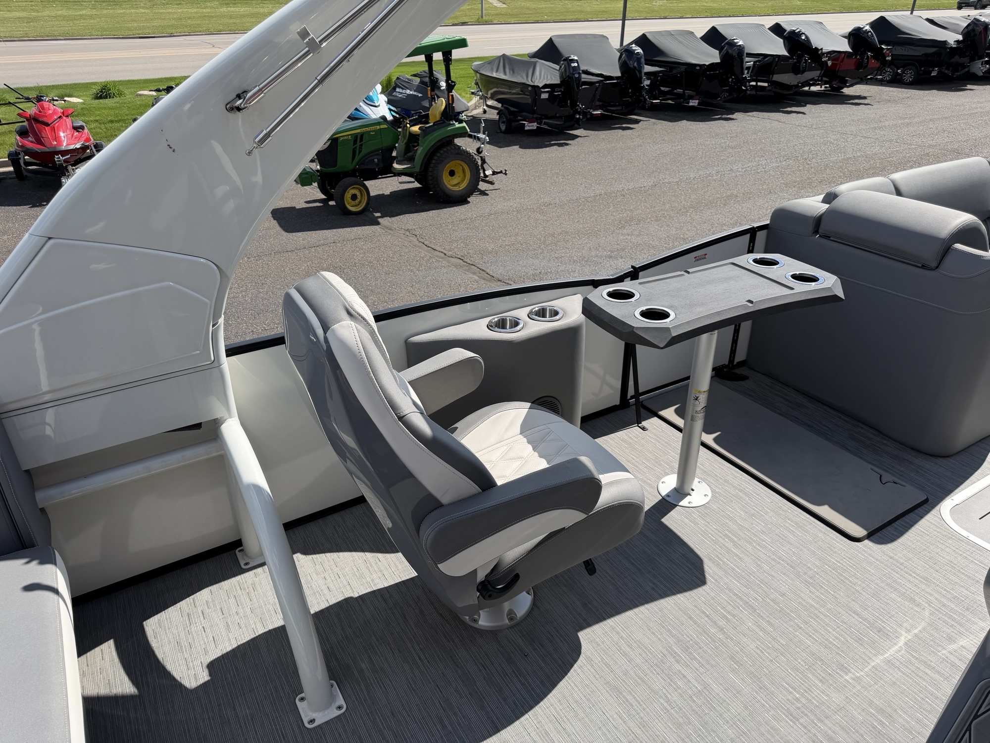 2023 Bennington 25QSBA Swingback with Power Arch - Image 32