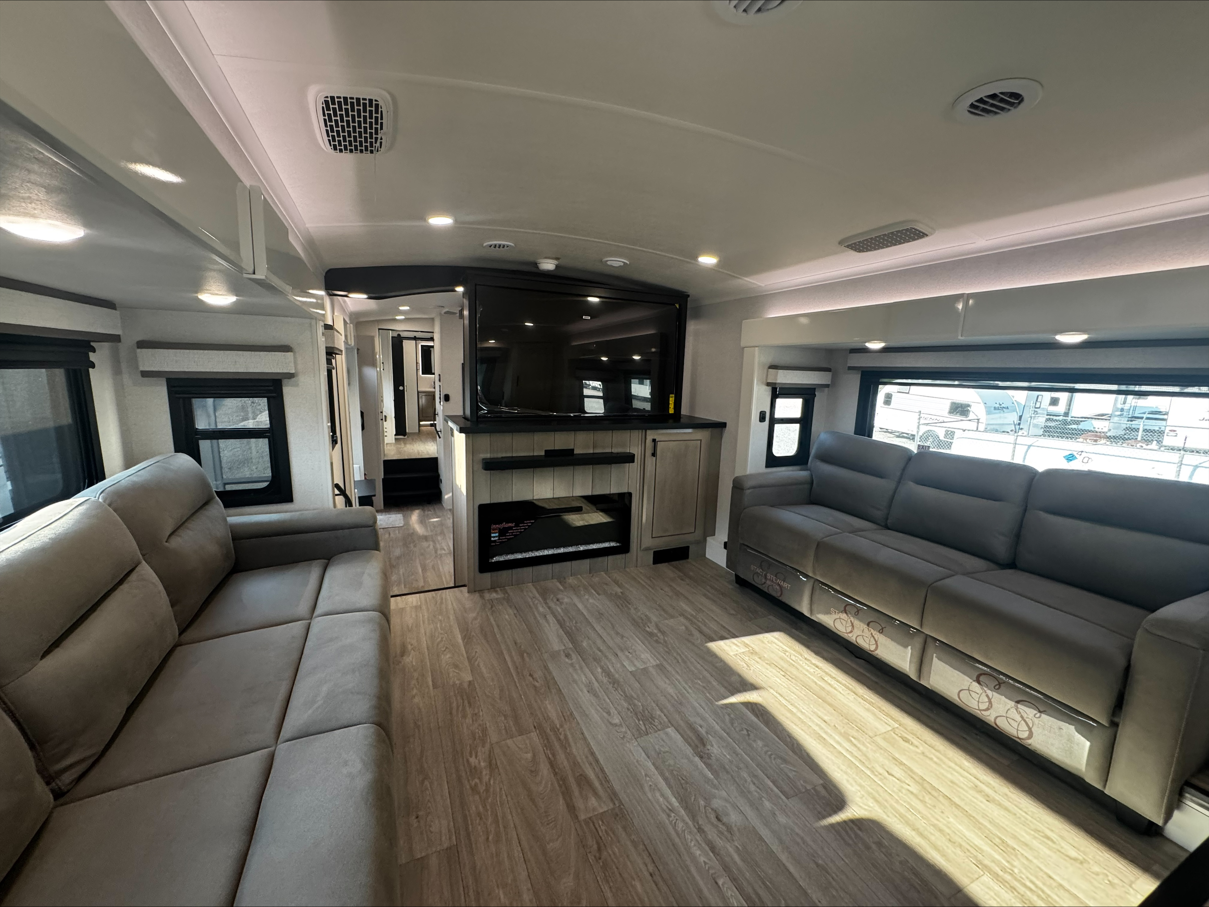 2027 JAYCO PINNACLE 39FLOK - Image 4