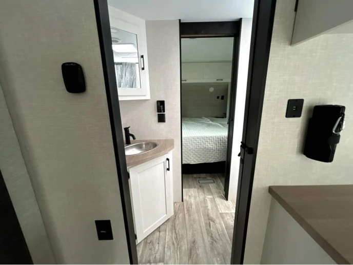 2027 VENTURE RV SIENNA 241VRD - Image 4