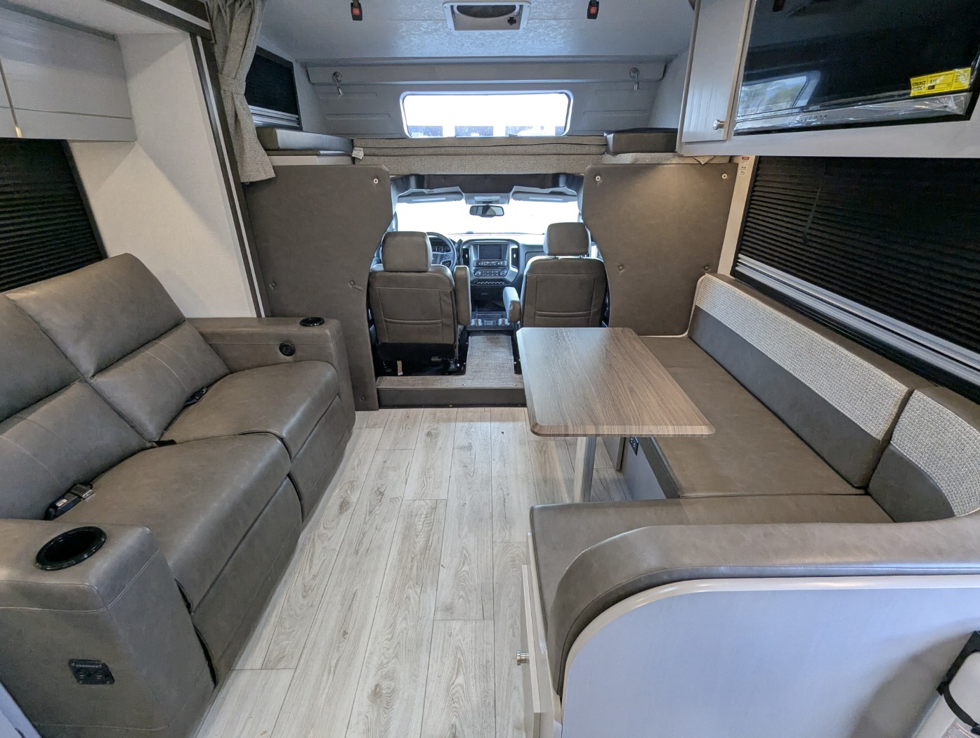 2026 Coachmen Entourage 330DS - Image 20